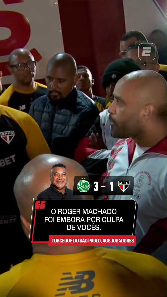 Em protesto da torcida do São Paulo, os torcedores conversaram com os jogadores e disseram que a culpa da saída de Roger Machado do comando técnico do time é justamente do elenco tricolor, que não cumpriu com o combinado feito anteriormente: a torcida apoiar e o time se classificar na Copa do Brasil. #FutebolNaESPN #Juventude #SaoPaulo #RogerMachado