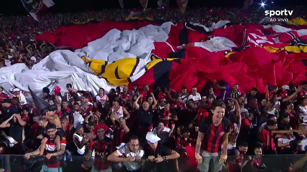 A explosão no Barradão no gol de Erick. Com o resultado de momento, Vitória x Flamengo vai indo para os pênaltis.