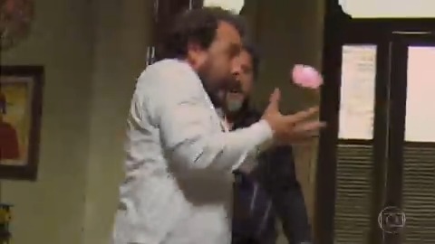 lembrando aqui de quando o Aguinaldo dedicou um capítulo inteirinho de Império com o elenco atrás do diamante rosa do Comendador (e que por sinal, foi escondido dentro de um micro-ondas!!!!!). Farofada pura e dirigida pelo Papinha.