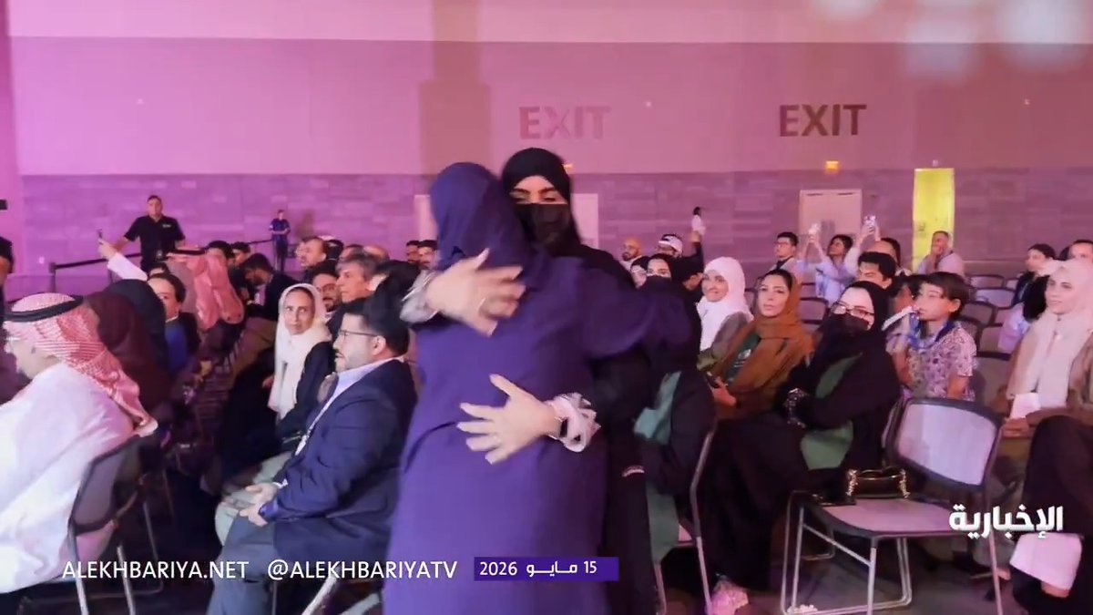 "فرحة إنجاز" لحظة فرح الطالبة لانا أبو طالب مع زميلاتها بعد فوزها بجائزة خاصة في #آيسف_2026