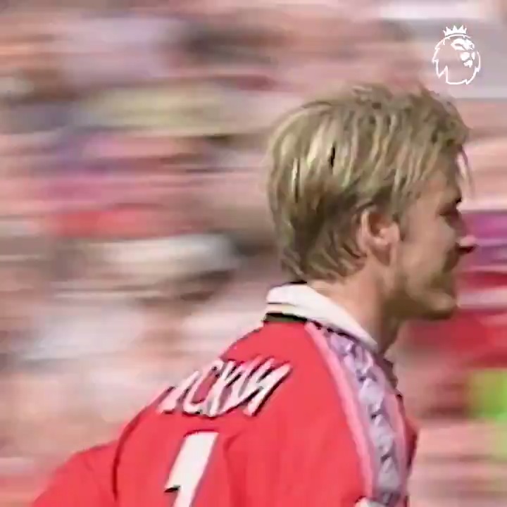 Beckham ini sering bikin gol free kick. Umpan dia tajam, kontribusinya sering jadi penentu tim. Doi bukan cuma disukai fans MU, tapi Madrid dan Milan. Terkenal profesional dan gak aneh-aneh pdhl dia juga seleb di luar bola. Jago kok, gantengnya bonus.
