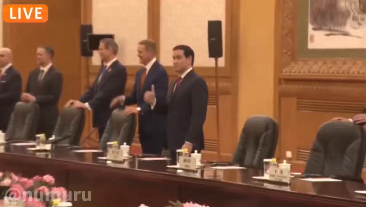 天井を指差すマルコ・ルビオ国務長官🚨 『おい、ヘグセス、あれ何だ？怪しいな』 中国の危険を知り尽くしたルビオ国務長官だからこその警戒心。