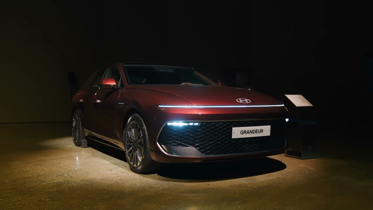 From seamless lighting to a lounge-inspired interior. The Hyundai AZERA offers a refined flagship experience.