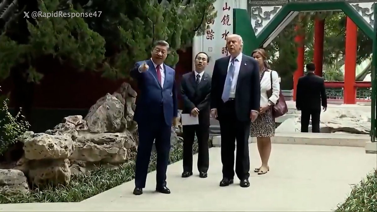 白宫官方账号“快速反应47”(Rapid Response 47)在X平台发布的视频显示特朗普总统在中国国家主席习近平陪同下参观中南海。 更多内容👉