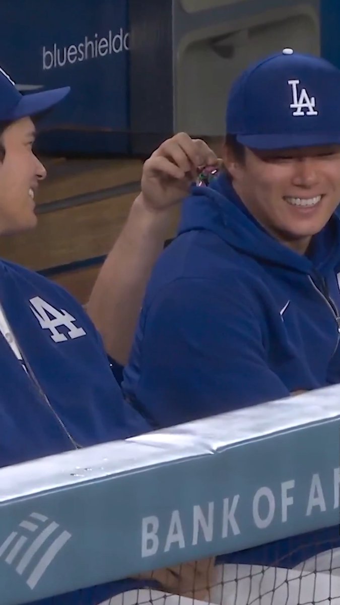 山本由伸のフードにアメを入れ続けるウィルスミスw 知らないフリをする大谷翔平👀 🎥Los Angeles Dodgers #ドジャース