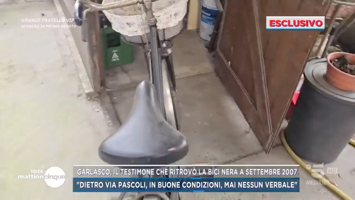 Il mistero della bici nera trovata in via Toledo a #Garlasco, parla il testimone che trovò quella bicicletta: "Era in buone condizione, ma nessuno fece mai un verbale" #Mattino5 è in diretta su #Canale5 e in streaming su Mediaset Infinity