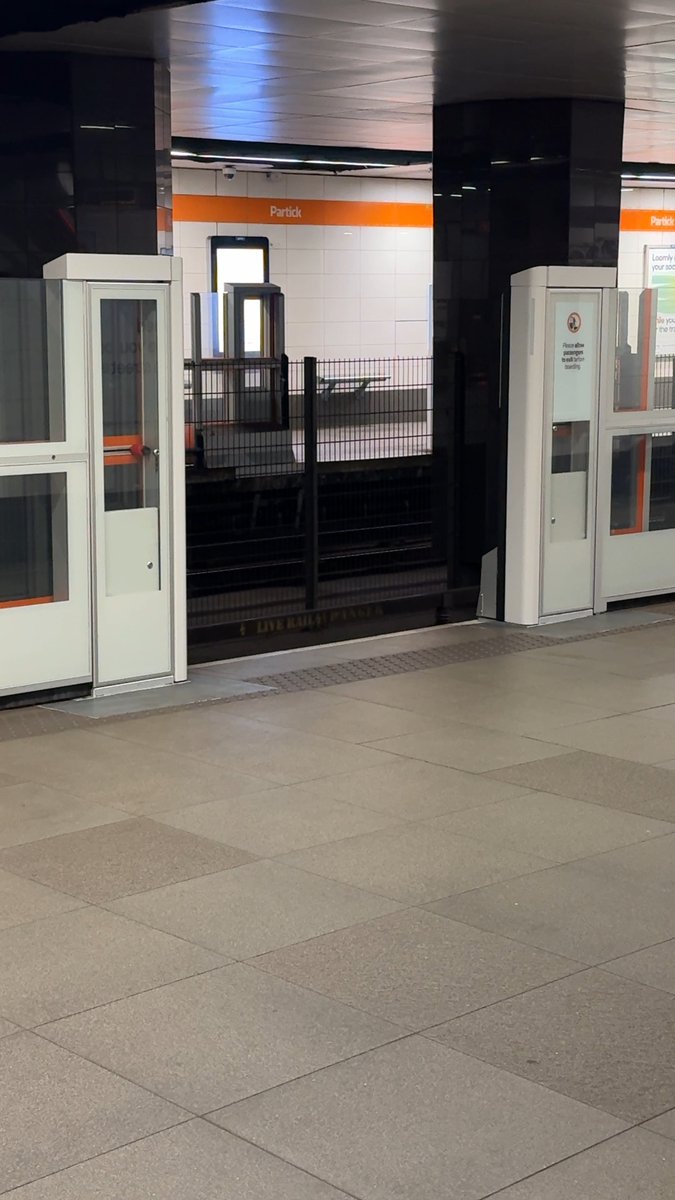 Modernisation in motion ๐ Platform screen doors have now arrived at Partick Subway Station! Have you seen them yet? #GlasgowSubway #Modernisation