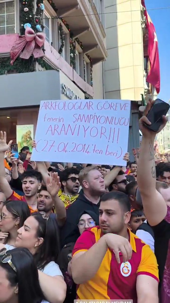 Galatasaraylı taraftarlar, takımı bekliyor.