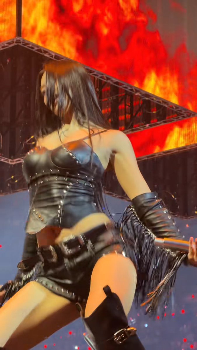 TZUYU IN THE BLACK LEATHER OUTFIT IS CRAZY