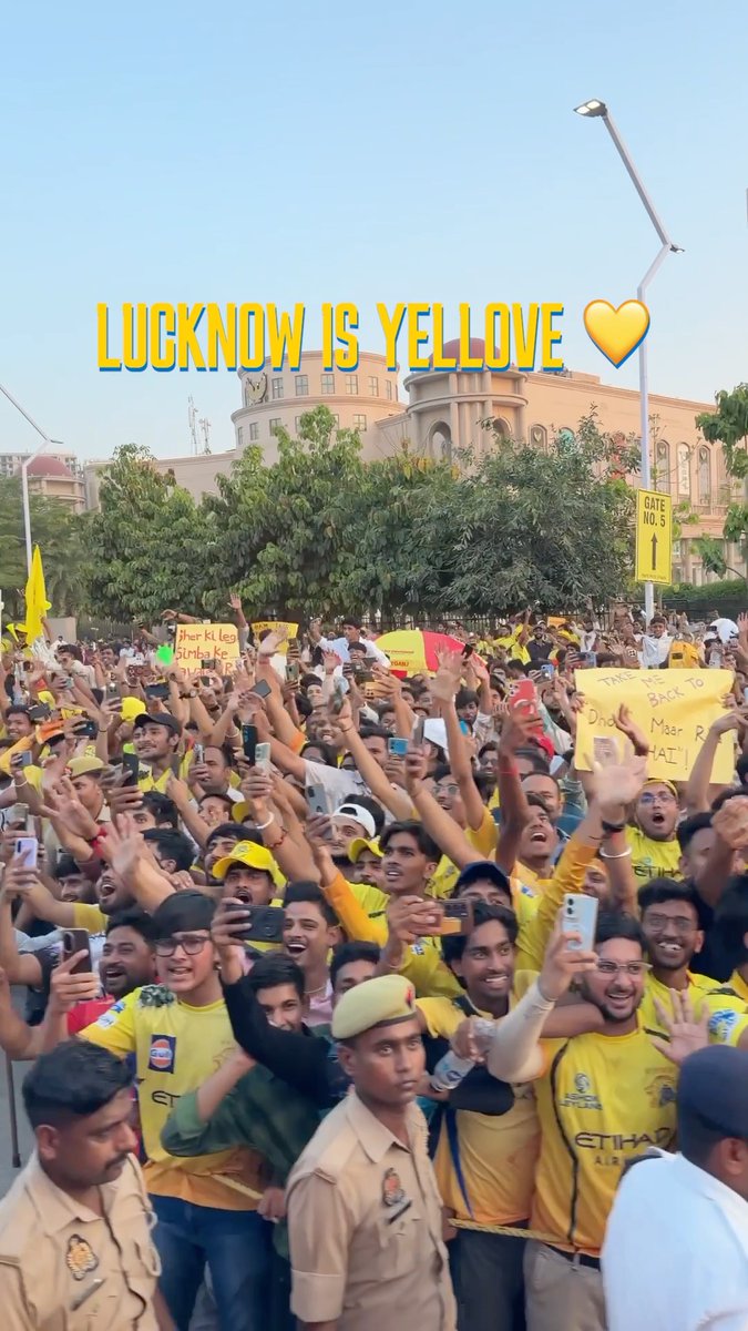 The city’s feeling Yellove already! 💛 #WhistlePodu #LSGvCSK