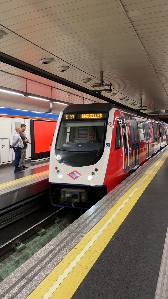 🤩🇪🇸 In Madrid, the Spain squad for the 2026 World Cup is printed on the metro! 🚇 Football is life. ⚽️❤️