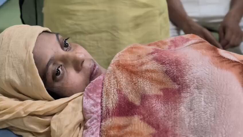 उत्तरप्रदेश- संभल की अमीना ने 5 दिन के अंदर 4 बच्चों को जन्म दिया है. अमीना ने 9 मई को एक बेटे को जन्म दिया. 14 मई को अमीना ने एक बेटे और दो बेटियों को जन्म दिया. सभी बच्चे सामान्य प्रसव प्रक्रिया से पैदा हुआ है. सभी बच्चे सकुशल, स्वस्थ है. अमीना की कोख में 4 बच्चे है यह बात डाक्टर्स को प्रेग्नेंसी के दो महीने बाद ही पता चल गयी थी. डाक्टर्स लगातार अमीना की निगरानी कर रहे थे. अमीना की शादी दो साल पहले परचून कारोबारी मुहम्मद आलिम से हुई थी.