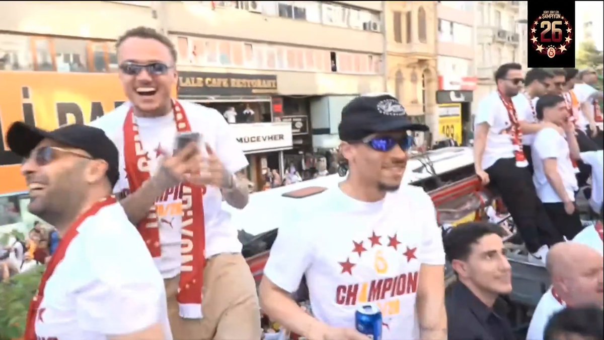 Noa Lang ve Leroy Sane, bir kişinin Fenerbahçe atkısı açmasının ardından 'Ağlama' işareti yaptı. (GS Youtube Katıl)