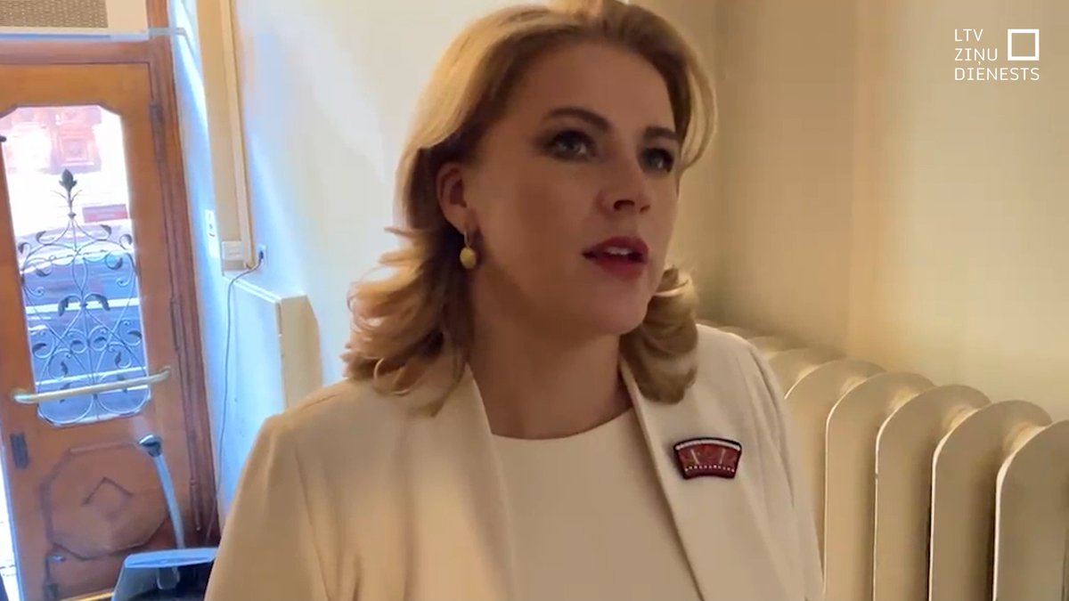 “Es neturos pie krēsla,” komentējot savu lēmumu atkāpties no amata, Latvijas Televīzijai sacīja demisionējusī premjerministre Evika Siliņa (JV). Viņa norādīja, ka jebkurā gadījumā Saeima būtu pieprasījusi viņas demisiju. Komentējot vakar veiktās procesuālās darbības tā sauktajā kokrūpnieku lietā, Siliņa sacīja, ka tas nav bijis saistīts ar notikumiem valdībā, un jāļauj tiesībsargājošām iestādēm veikt izmeklēšanu.