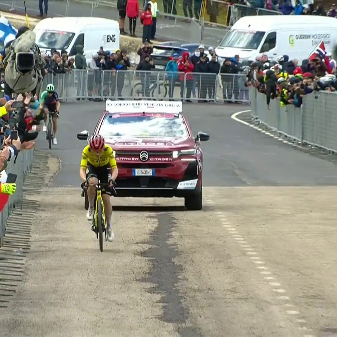 Jonas Vingegaard completes his Grand Tour stage trilogy at the Giro ☘️3️⃣🙌 The Dane powers to victory on Blockhaus - but Felix Gall pushed him all the way 👀