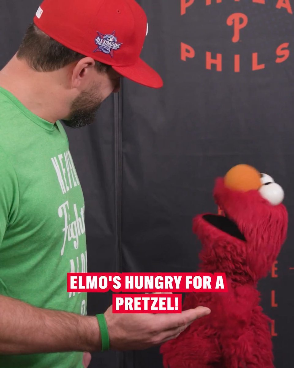 Elmo couldn't leave Philly without learning a few baseball signs from Mr. Kyle Schwarber 🤝