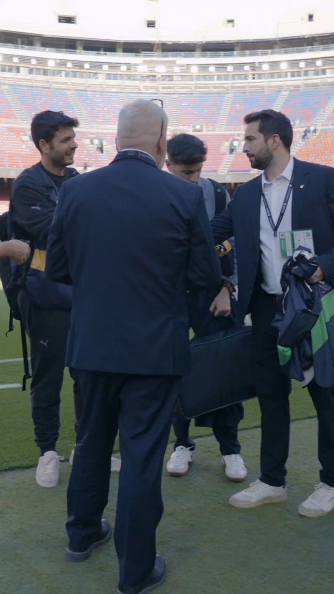⚽ #ELCLÁSICO empieza mucho antes del pitido inicial. 🌍 Muchas personas trabajan para llegue a millones de hogares. Detrás de cada partido hay miles de empleos. Ver fútbol pirata los pone en riesgo. Proyecto en colaboración con Unidad Editorial. #AntipirateríaLALIGA