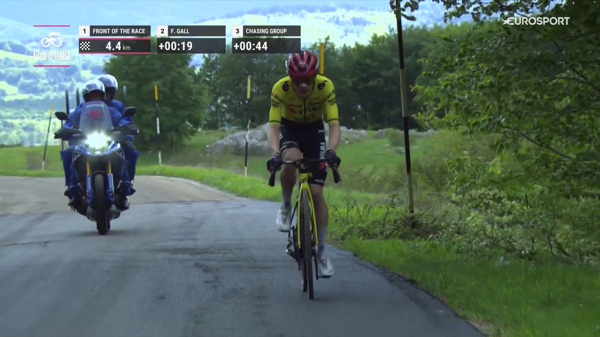 The moment Pellizzari exploded in Vingegaard's wheel. 💥 Bad decision trying to follow Jonas and going in red but somehow, I always respect riders when they do that lol. He rode for Giro victory today, he won't do that again this month. #GirodItalia