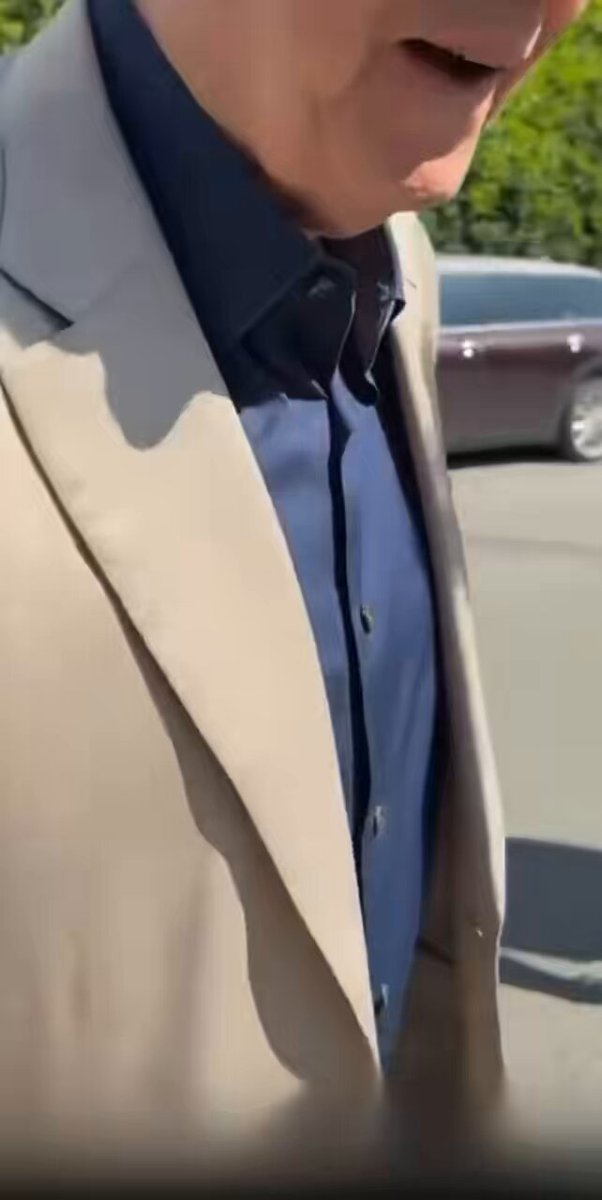 Orusbu evladının birisi yazımış, “Aziz yıldırım’ın yürüyecek hali yol milletin gazı ile başkan adayı oldu. Bu adamdan şampiyonluk bekliyorlar” falan filan. 8 sene önce mavi gözlü diye seçtiğiniz adam kaç şampiyonluk kazandı. Hayırdır oğlum başkan mı seçiyorsun anana tokmakçı mı?