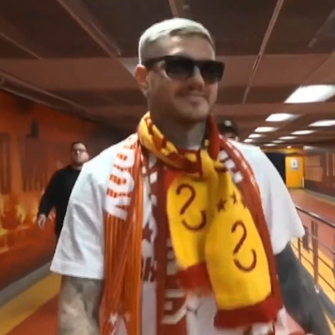 😅 Mauro Icardi, topladığı atkılarla birlikte Rams Park'ta. (GS Youtube Katıl)