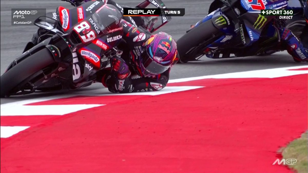 Jorge Martín pose l'épaule au virage 5 ! 😵💫 #CatalanGP | #MotoGP