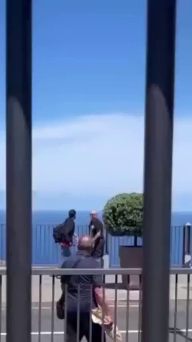 Un magrebí ataca a un español y este se enfrenta a él hasta que llega la policía. Está es la actitud. No hay que tenerles miedo👏