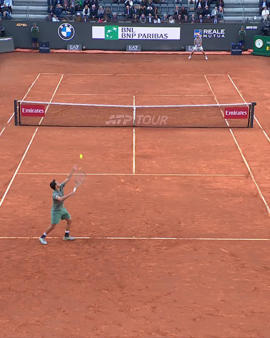 Casper Ruud with the FRONT FACING TWEENER against Luciano Darderi in Rome 🤯🤯🤯 But Darderi was having none of it 😮‍💨