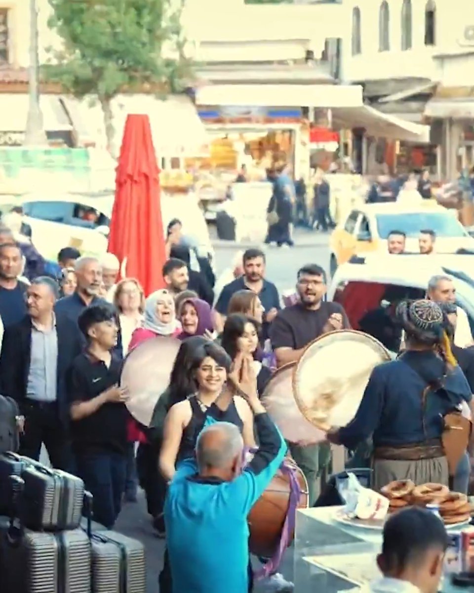 Demokratik, özgür ve barışçıl bir gelecek için yarın saat 19:00'da alanlarda buluşuyoruz. "Barış İçin Adım At, Gavek Ji Bo Aştiyê" şiarıyla; adaleti, kardeşliği ve ortak yaşam irademizi haykırmak için tüm halkımızı meydanlara davet ediyoruz. Hûn jî piştgiriyê bidin meşa me ya Gavek ji bo Aştiyê. Werin em dengê aştiyê bigihînin çar aliyê cîhanê.
