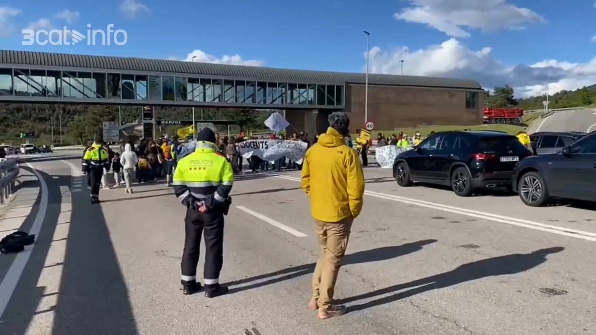 El túnel del Cadí, tallat al trànsit per les protestes de docents. Aquest divendres, la vaga del sector educatiu s'ha traslladat a Ponent, l'Alt Pirineu i l'Aran