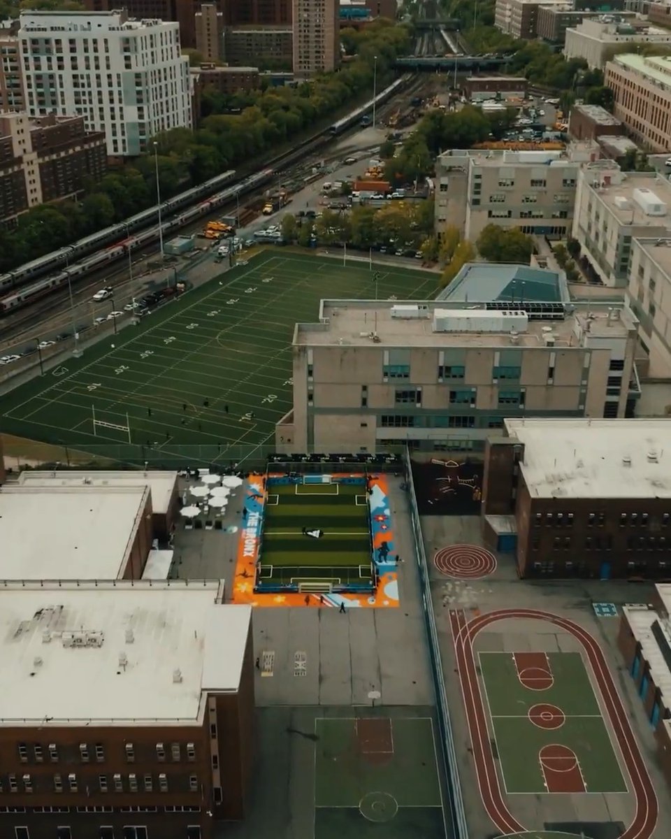 🤝⚽ EA SPORTS FC ESPAÑA y #LALIGA inauguran un nuevo campo de fútbol en Nueva York para celebrar el poder del deporte, la comunidad y los videojuegos. #LALIGAFCFUTURES