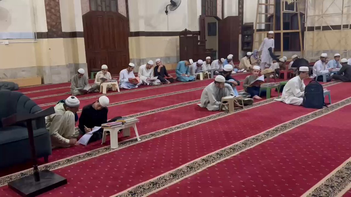 یہ پشاور کا درویشُ مسجد ہے جہاں مشہور عالم دین مرحوم شیخ حسن جان صاحب جمعہ کا خطبہ اور احادیث کا درس دیا کرتے تھے۔آج طلباء کیساتھ عشاء کا نماز اداکرکےبے حد مزہ آیا۔خوش قسمت ہونگے وہ لوگ جنکے بچے قرآن و احادیث کی تعلیم حاصل کرکے معاشرے کی بہتری کیلۓ اپنا مثبت کردار ادا کرتے ہیں-