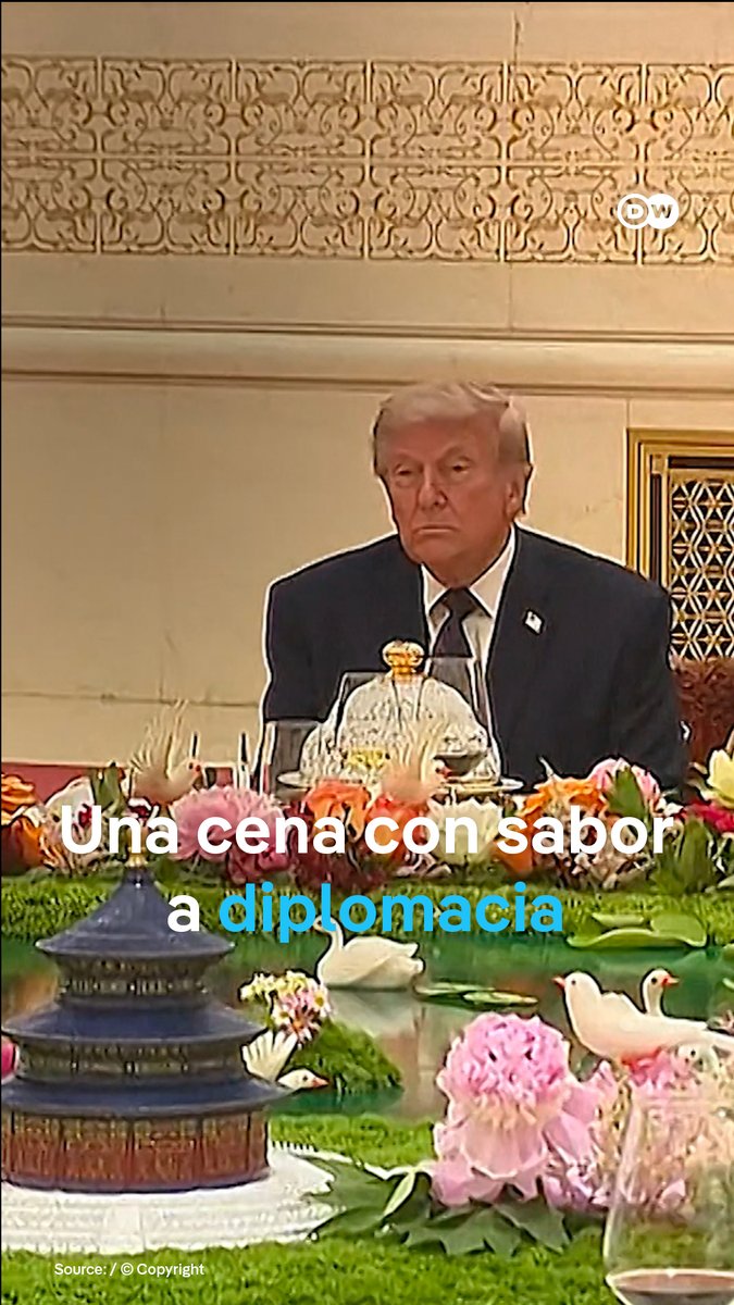 China agasaja a Donald Trump y su delegación de multimillonarios con un fastuoso banquete Langosta, costillas, pato asado y un pastel con forma de caracol. La visita de Donald Trump a Pekín incluyó una cena de lujo, a la que el mandatatario estadounidense acudió con el núcleo duro de su administración y con una selección de CEOs multimillonarios de su país. Este tipo de ceremonias que se celebran en el Gran Salón del Pueblo suelen poseer un gran simbolismo. Donald Trump abandonó Pekín este viernes tras reunirse con su homólogo chino, Xi Jinping. No se dieron mayores detalles sobre los acuerdos logrados entre China y Estados Unidos. Los dos países todavía tienen profundas diferencias en temas de comercio, seguridad y geopolítica.