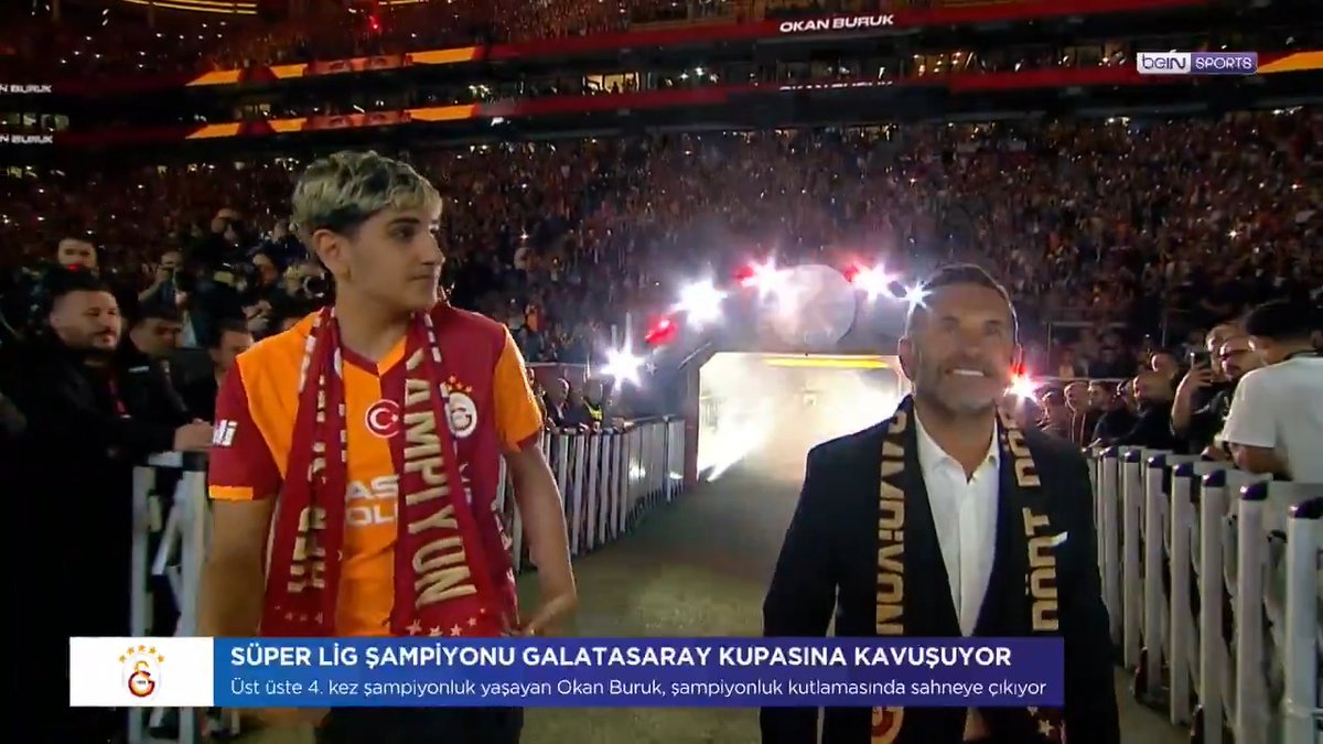 Okan Buruk, oğlu Ali Yiğit Buruk ile sahneye çıktı. Ali Yiğit Buruk, Metahan Baltacı forması giydi.