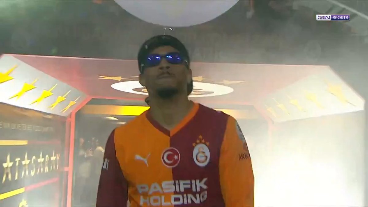Leroy Sane, sahneye "Tarkan - Dudu" şarkısıyla çıktı.