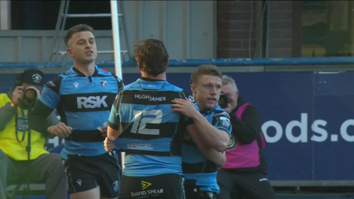 An exceptional try! 👏 Tom Bowen hands Cardiff Rugby the lead at the Arms Park 🔵