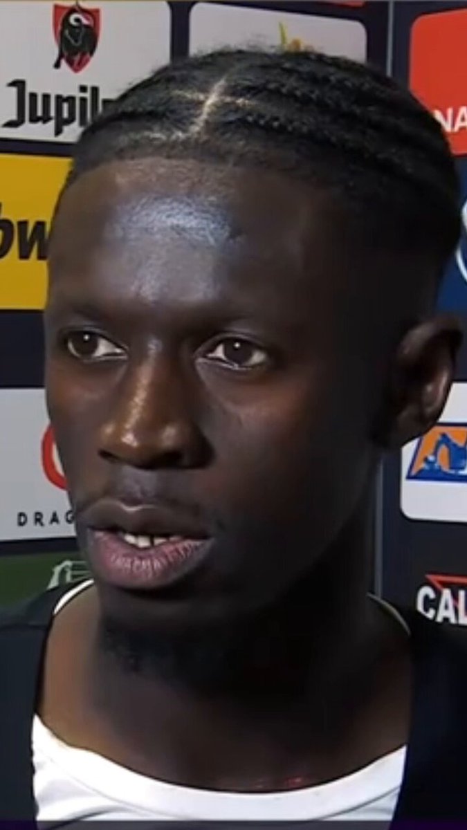 Cette très belle séquence de Wagane Faye 🇸🇳, qui n'a pas pu retenir ses larmes lorsqu'il a rendu hommage à son coach Fred Taquin, qui s'apprête à quitter La Louvière. 😢 ❤ 𝗕𝗥𝗔𝗩𝗢 au journaliste, qui n'insiste pas et respecte l'émotion du joueur. 👏👏 (DAZN)