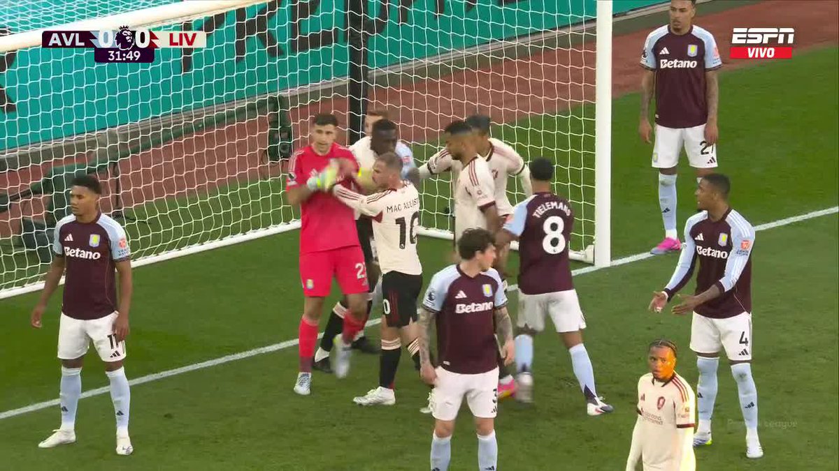 Se picó entre Dibu Martínez y Alexis Mac Allister en Aston Villa-Liverpool... 🇦🇷😳