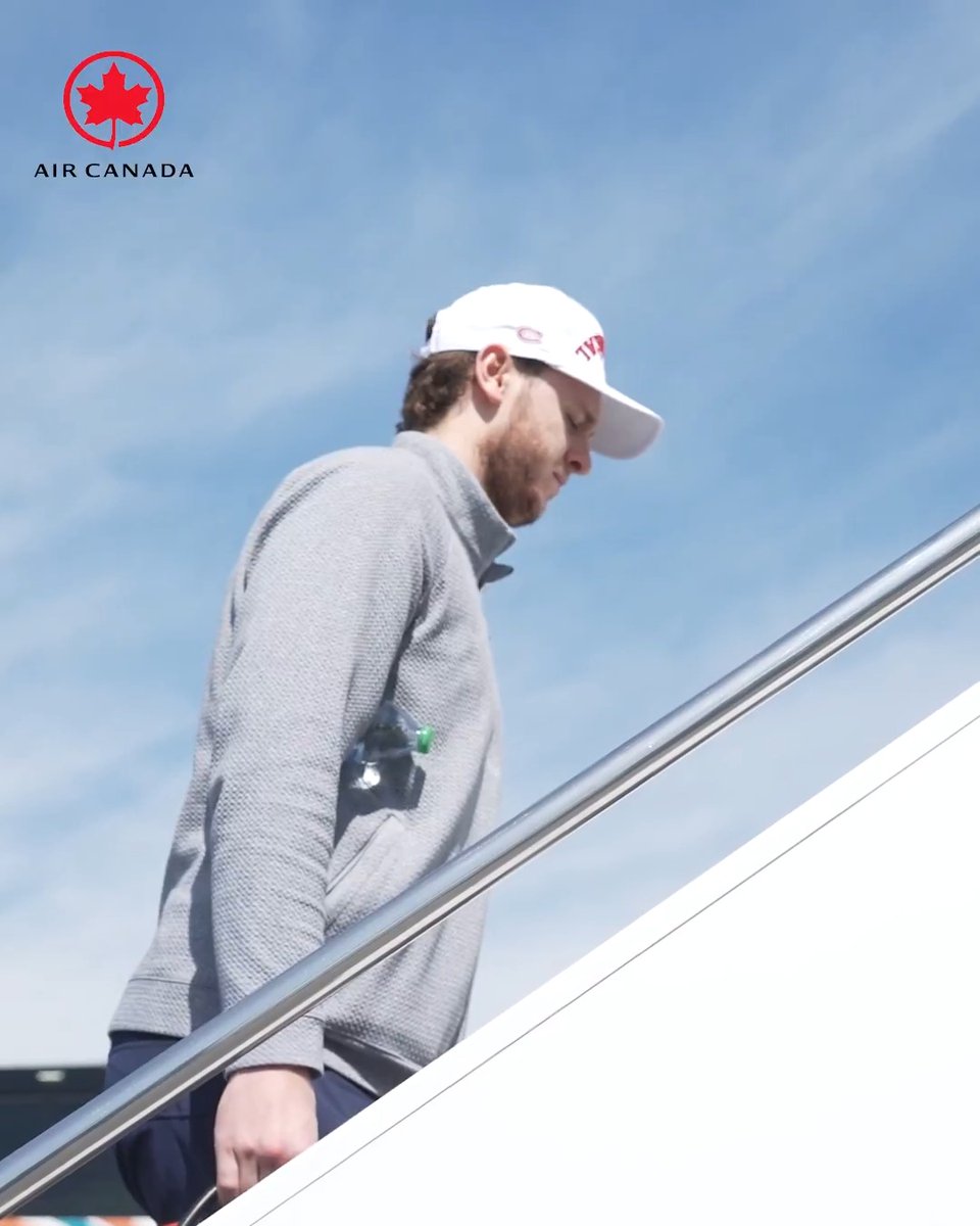 De retour d’un voyage d’affaires réussi Back from a successful business trip #GoHabsGo | Air Canada