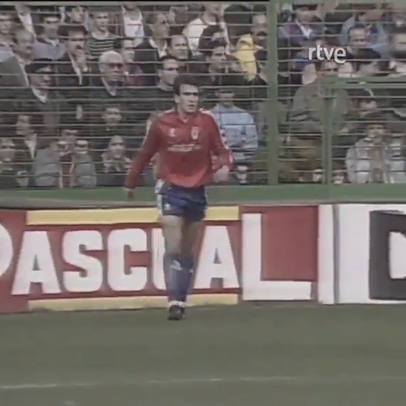 💙/❤️ ¿Algún fan en la sala de cuando la segunda camiseta del Real Oviedo era roja? Aquí, Ricardo Bango marcando con ella en Atocha en el año en que el centenario club azul se clasificó para la UEFA Conexión Vintage RTVE "Real Oviedo: 100 años y tantos días", esta noche a las 00:25