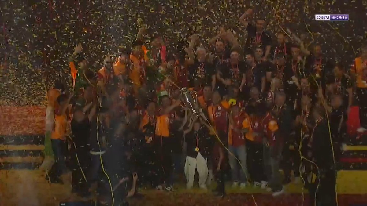 Galatasaray’ın 2025-2026 sezonu şampiyonluk kupasını kaldırma anı.