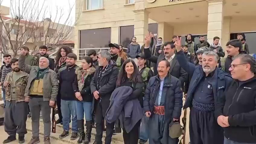 Başurî, Bakurî, Rojhilatî û Rojavayî... Ha ji te re huner û hunermend! Ez şahidê çûna wan û têkoşîna wan im. Ez şahidê wan rojan im.