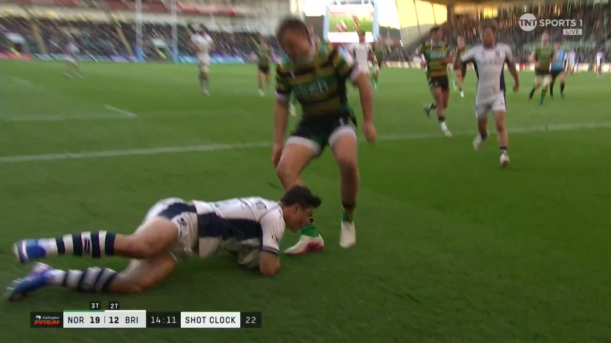 Le joueur extraordinaire qu’est Louis Rees-Zammit n’aura jamais la carrière qu’il mérite en restant à Bristol. Je veux le voir dans un club plus prestigieux. En Top 14 ?