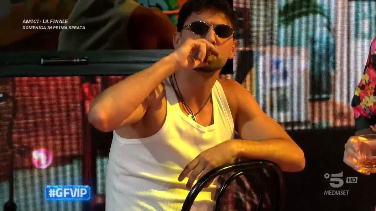 Con un’esibizione sulle note di Ricky Martin, è il turno degli uomini della Casa 🙌🏻 #GFVIP