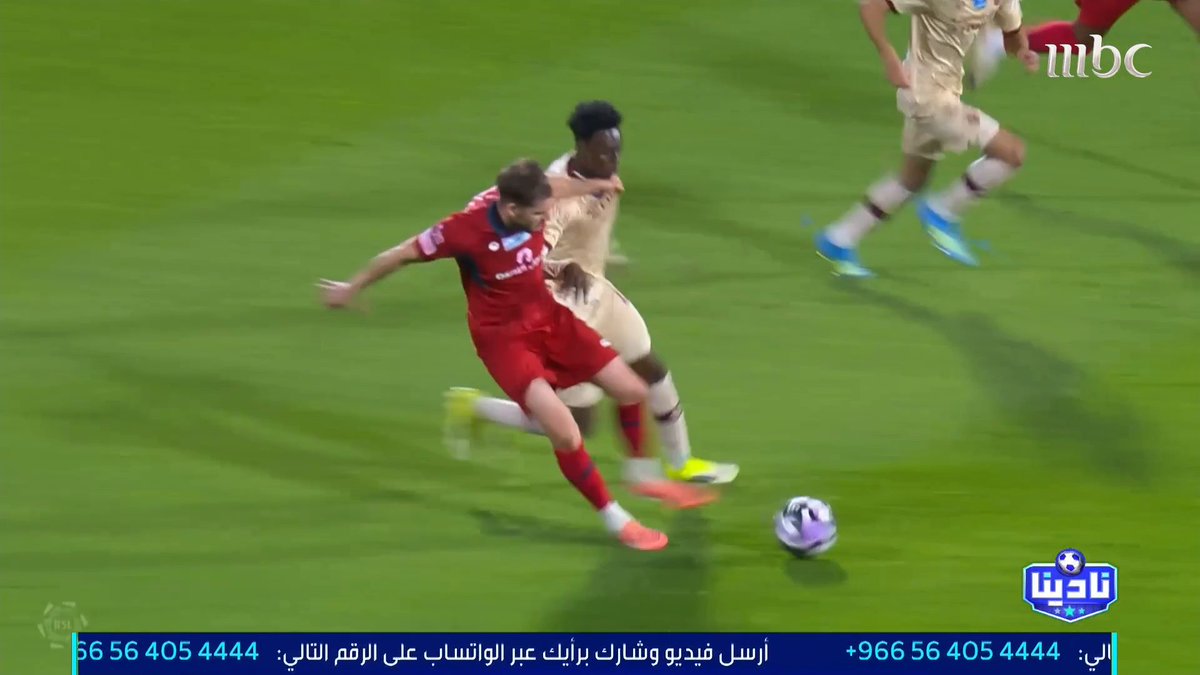 الخبير التحكيمي - فهد المرداسي: الحالات التحكيمية لمباراة ضمك VS الفيحاء د70’ قرار خاطئ من الحكم بإنذار لاعب ضمك "فادا"، ولا يوجود خطأ في هذه الكرة. مجاناً على MBC شاهد برنامج #نادينا يوميا الساعة 11مساءً بتوقيت السعودية على #MBC1 لمتابعة البث المباشر
