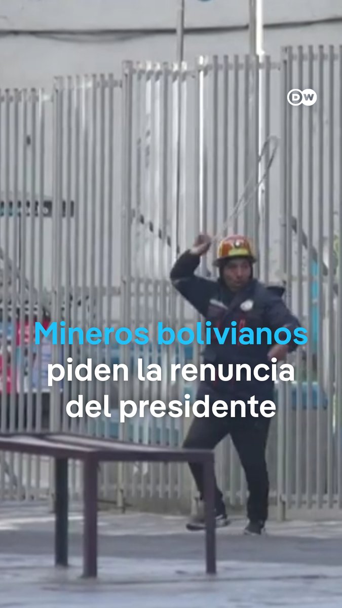 "Renuncia o lo echamos a patadas": mineros protestan contra el Gobierno de Bolivia Miles de mineros salieron a las calles de La Paz para protestar contra las medidas econรณmicas del gobierno de Rodrigo Paz. Desde la Central Obrera Boliviana pidieron la renuncia del presidente. Ademรกs, los bloqueos de carreteras asedian a la capital boliviana, mientras los precios de los alimentos se disparan. El Gobierno denuncia que las protestas son promovidas por el exmandatario Evo Morales.