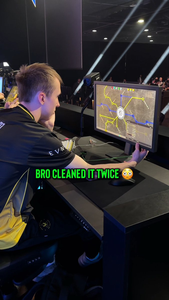 Bro had to clean his monitor twice 🫧🪥 ropz #IEM