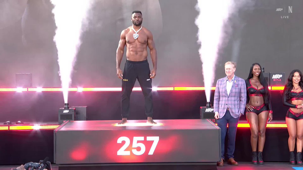 ロンダvsジーナのNetflix MMAが公開計量の新しい演出！見せ計量だから何をやってもいいんだけど、オーバーしたら恥ずかしい…