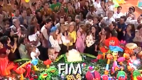 off: sou meio conservador pra final de novela Gosto de "fim" escrito na última cena, elenco reunido e nada de final aberto.