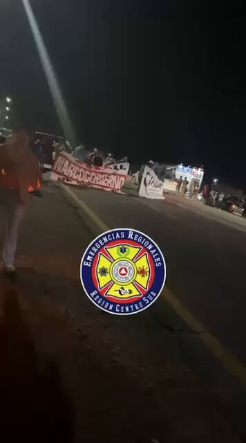 🚨 Faltan casi 20 horas para la marcha, y grupos porriles a sueldo del PAN de Chihuahua comienzan a bloquear carreteras para evitar la llegada de simpatizantes de distintas regiones y municipios más alejados del Estado de Chihuahua. ¡De ese tamaño es el miedo de Maru Campos!