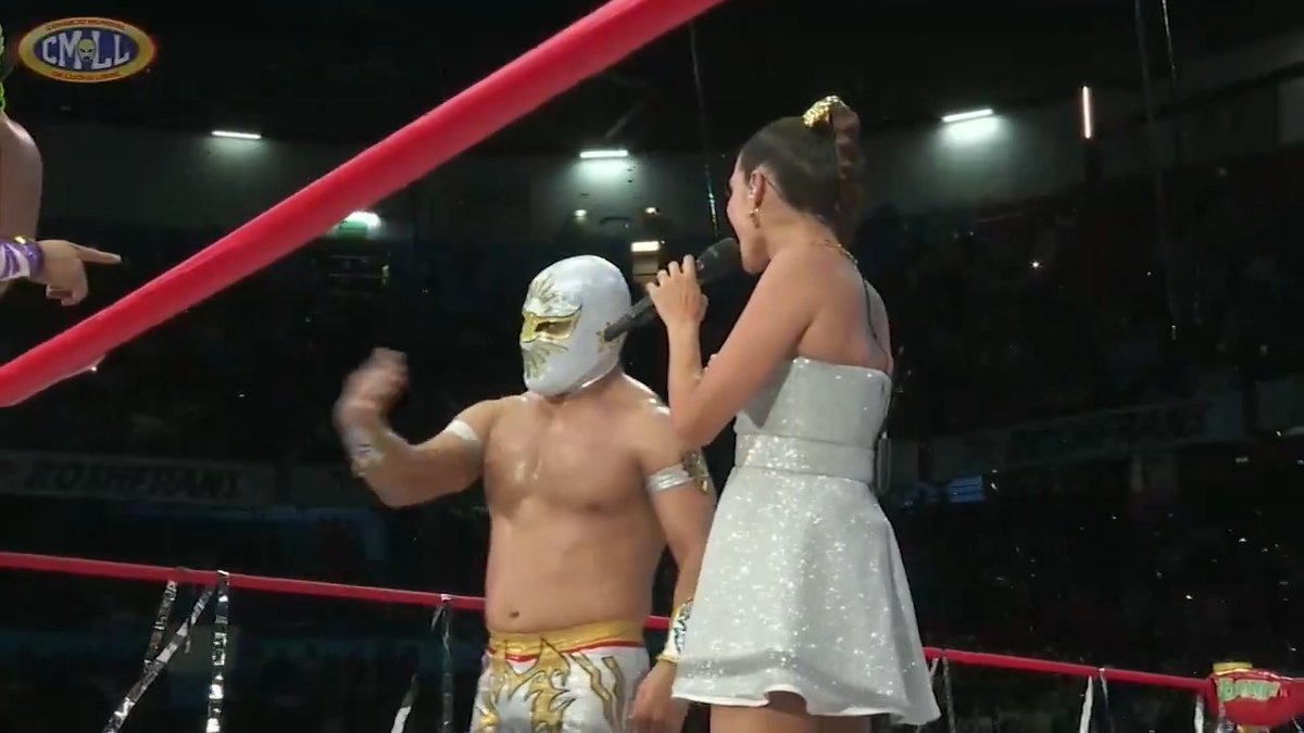 ¡TRIUNFA MÍSTICO Y LO FESTEJA CON NATALIA! 🙌 El Rey de Plata y Oro usa el sello de la casa para finiquitar la lucha estelar, de esta forma, Natalia Jiménez vuelve a cantar “Me muero” para celebrar con el Sky Team 🙌 #CMLLxFSMX